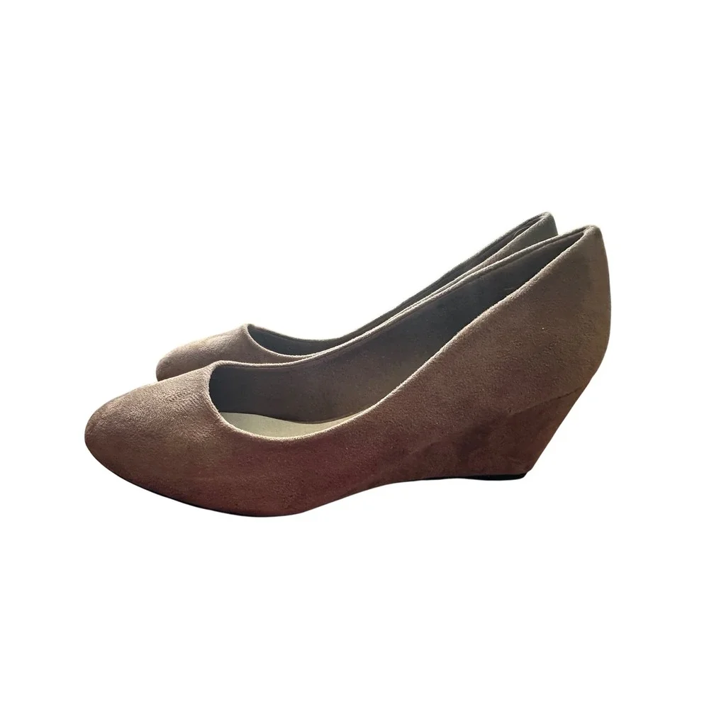 Greaton u Wedge Pumps Womens 10 Taupe Brown Suede‎ Round Toe Heels Excellent